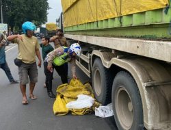 Pemotor Wanita Meninggal Usai Jatuh dan Tertabrak Truk di Jalan Raya Trosobo Sidoarjo.