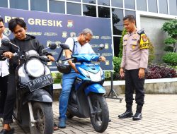 Senyum Warga usai Kapolres Gresik Kembalikan Motor Curian Kepada Pemilik Kendaraan