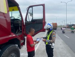 Satlantas Polres Gresik Tindak Tegas Truk Langgar Jam Operasional,Tingkatkan Keselamatan di Jalan Raya
