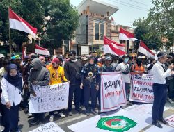 Lawan Mafia Tanah, Advokat Andi Fajar Bersama Ribuan Massa labrak Kejari Sidoarjo