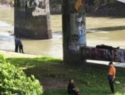 Tingalkan Motor, Pria Sragen Terpeleset Tercebur Bengawan Solo