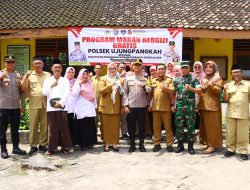 Kepedulian Polres Gresik Gelar Program Makan Bergizi Gratis untuk Siswa SDN Ngimboh di Wilayah utara