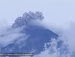 Pagi ini Gunung Semeru Lumajang  Mengalami Beberapa Kali Erupsi
