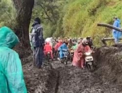 Susah Payah Lewati Longsor, Akses ke Lautan Pasir Bromo Terganggu