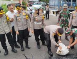 Polisi-TNI Tambal Jalan Nasional Berlubang di Jombang demi Cegah Kecelakaan