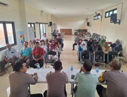 Jumat Curhat Bersama Kapolsek Manyar di Balai  Desa Sukomulyo, Kecamatan Manyar Kabupaten Gresik.