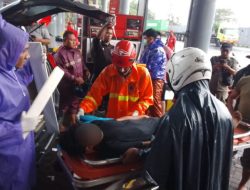 Atap SPBU Diterjang Puting Beliung Timpah Dua Pemotor di Tanjungsari, Surabaya.