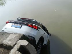 Mobil Masuk Sungai Usai Tabrak Motor Parkir di Babatan Pratama Wiyung Surabaya