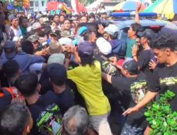 Ricuh, Puluhan Warga Kecopetan Massal Tradisi Gunungan Tempe Raksasa di Sidoarjo