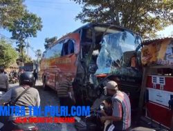 Adu Banteng Truk Gandeng dengan Bus hingga Ringsek