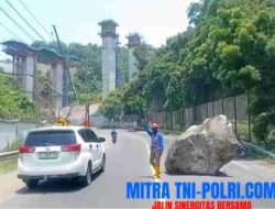 Batu Besar Jatuh dari Ketinggin ke Jalur Pantura PLTU Paiton