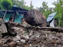 Batu Sebesar Gajah Timpa Rumah Warga Ponorogo