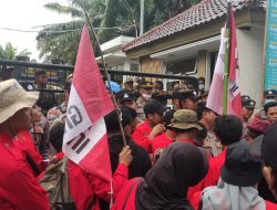 Gelombang demo Mahasiswa di Gedung DPRD Lamongan dengan 9 Tuntutan