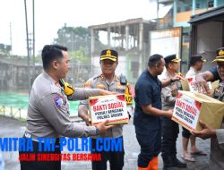 Kapolres Gresik Terjun Langsung Salurkan Bantuan Sosial untuk Warga Terdampak Banjir di Driyorejo