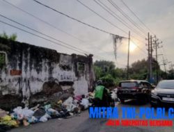 Tumpukan Sampah di Jalanan Kalibokor Surabaya Ganggu Pengendara