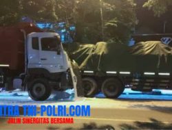 Sopir Ngantuk, Truk Tabrak Trailer Parkir di Tuban