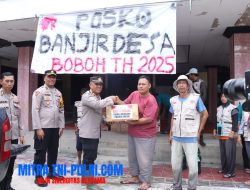 Peduli Korban Banjir, Polres Gresik Salurkan Bantuan Kebutuhan Pokok untuk Warga Desa Boboh