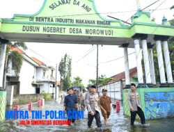 Peduli Korban Banjir, Polres Gresik Bakti Sosial untuk Korban Banjir Kali Lamong di Cerme