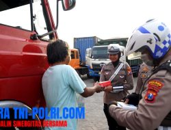 Satlantas Polres Gresik Peduli, Gelar Penertiban Angkutan Barang dan Pembagian Takjil