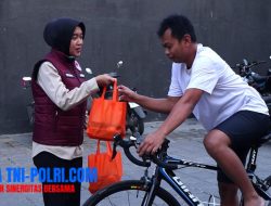 Satresnarkoba Polres Lamongan Berbagi Takjil di Bulan Suci Ramadhan