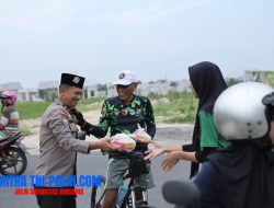 Sat Binmas Polres Lamongan Gelar Patroli Ngabuburit dan Berbagi Takjil Gratis