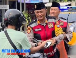 PATROLI NGABUBURIT DAN BAGI-BAGI TAKJIL SAMAPTA POLRES LAMONGAN