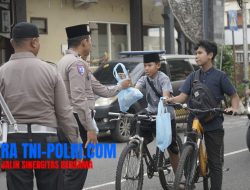 Satlantas Polres Lamongan Bagikan Takjil Gratis bagi Pengendara Jelang Berbuka Puasa