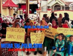 Uangku Bukan Uangmu, Emak-emak Demo Kantor Desa di Mojokerto