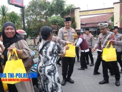 Kapolres Lamongan Bersama Rombongan Bagikan Takjil kepada Pengguna Jalan di Depan Mapolsek Lamongan Kota