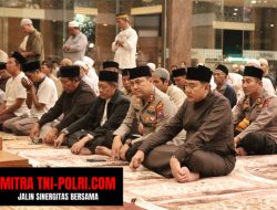 Kapolres Lamongan Safari Ramadhan di Masjid Namira, Tarawih Bersama dan Serahkan Mushaf Al-Qur’an
