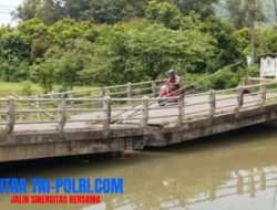 Warga Nekat Lewati Jembatan Rusak yang Tak Kunjung Diperbaiki