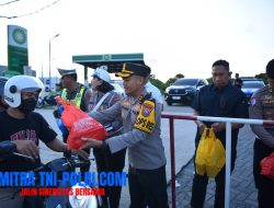 Kepedulian Polres Gresik Menggelar Kenduri Takjil Bumi Wali, Pengendara Sumringah