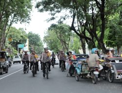 Kapolres Lamongan Pimpin Patroli Bersepeda, Pastikan Keamanan Warga Menjelang Berbuka Puasa
