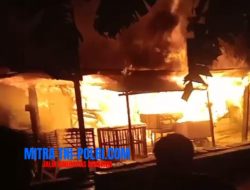 Polsek Wringinanom Gerak Cepat Bantu Padamkan Kebakaran Kandang Ayam milik Warga