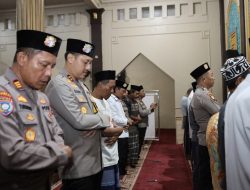 Kapolres Lamongan Sholat Taraweh di Masjid Al Busrah Polres Lamongan