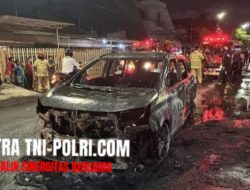 Mobil Rental Hangus Terbakar di Jalan Pucang Sewu Surabaya