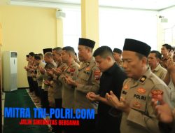 Polres Gresik Gelar Salat Gaib untuk Tiga Polisi yang Gugur di Lampung