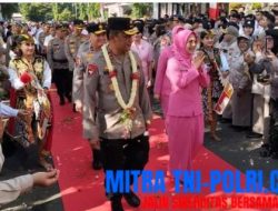 Kapolda Jatim yang Baru Irjen Pol Nanang Avianto, disambut pedang pora dan reok Ponorogo