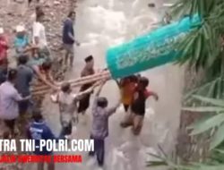 Jembatan Putus, Warga Tarik Keranda Jenazah Lewati Sungai