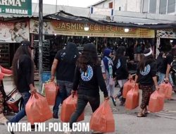 Aksi Sosial Gondrong Lamongan Berbagi Ta’jil dan Zakat di Depan Pasar Sekaran, Mencuri Perhatian Publik