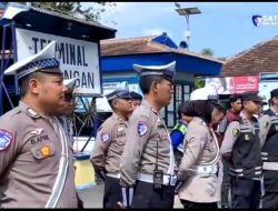 Pastikan Kendaraan Layak Jalan Jelang Mudik, Satlantas Polres Lamongan Lakukan Ramp Check Kendaraan di Terminal Lamongan