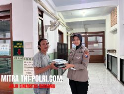 Satlantas Polres Gresik Berbagi Takjil kepada Masyarakat Wujud Kepedulian di bulan Ramadhan