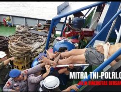Sigap, Personil Pos PAM Polres Gresik Gercep Evakuasi Awak Kapal yang Pingsan di Pelabuhan Gresik