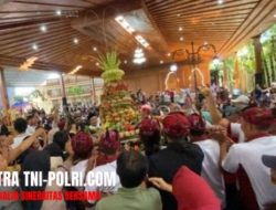 4 Ribu Tumpeng Ketupat Cokelat Jadi Rebutan Warga di Blitar