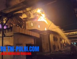 21 Mobil PMK Dikerahkan, Dua Gudang Sandal Ardiles di Surabaya Terbakar
