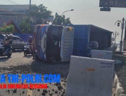 Dump Truk Terguling Akibat Sopir Mabuk, Gerobak Kopi Hancur Tertimpa Klinker di Jalur Pantura Tuban