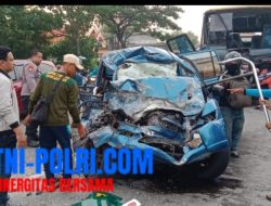 Kecelakaan Maut di Jalan Pantura Duduksampeyan Gresik, 7 Tewas: Mobil Rombongan Pengantar Umroh dengan Bus
