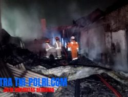 Pabrik Kerupuk di Jombang Terbakar Hebat, Seluruh Bangunan Ludes Dilalap Api