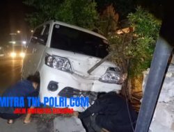 Diduga Mengantuk, Mobil Travel Nyungsep Hantam Pagar Hingga Rumah Warga di Jombang
