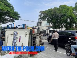 Polsek Babat Lakukan Pertolongan Pertama pada Korban Laka Tunggal Truk Muatan Es Kristal di Jalan Raya Lamongan-Babat